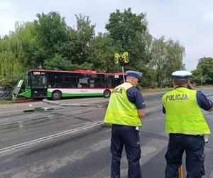 Autobus wjechał w ludzi stojących na przystanku