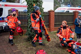 Na sygnale, odc. 704. Basia (Anna Wysocka), Anna (Lea Oleksiak), Benio (Hubert Jarczak)