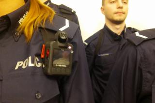 Wrocławscy policjanci mają teraz kamery na mundurach. Kiedy i kogo będą nagrywać? [WIDEO, AUDIO]