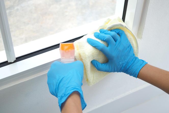 Wyciśnij 0,5 do wody i spryskaj pożółkłe ramy okienne. Zadziała na nie jak bezpieczny wybielacz. Framugi będą jak nowe. Czyszczenie pożółkłych ram okiennych 