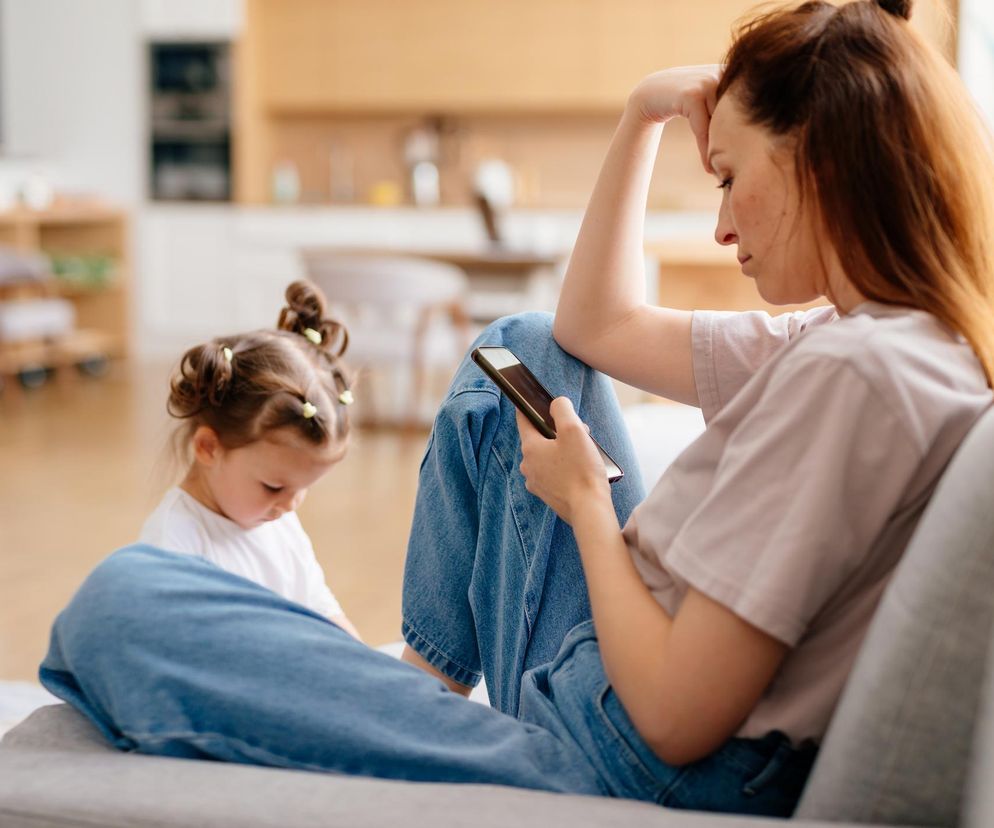Używasz telefonu przy dziecku? To może być źródło jego trudnych zachowań