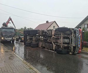 Wypadek w Mircu! Przewróciła się ciężarowka z drewnem, uszkodziła gazociąg