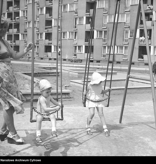 Plac zabaw z basenem na Osiedlu Szmulowizna w Warszawie 1973-1978