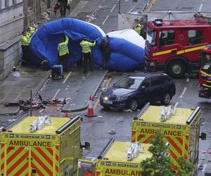 Tragiczny wypadek na fecie Liverpoolu. Kierujący samochodem wjechał w tłum. Wstrząsające nagranie