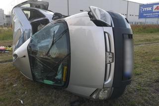 Groźny wypadek w Szczecinku. Peugeot roztrzaskał się na latarni