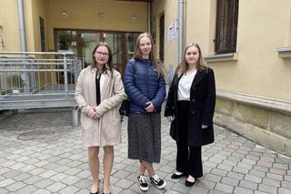 Maturzyści I LO po egzaminie z języka polskiego