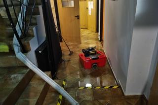 Walka z ulewami w Rawiczu. Zalane są piwnice, kotłownie, sala sportowa, magazyn opakowań, klub fitness, a także drogi i podwórza.