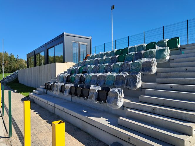 Budowa stadionu w Starachowicach. Na murawie już zielono