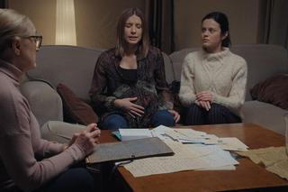 M jak miłość, odcinek 1802: Kasia (Paulina Lasota), Justyna (Magdalena Wieczorek), kierowniczka (Teresa Stepien Nowicka)