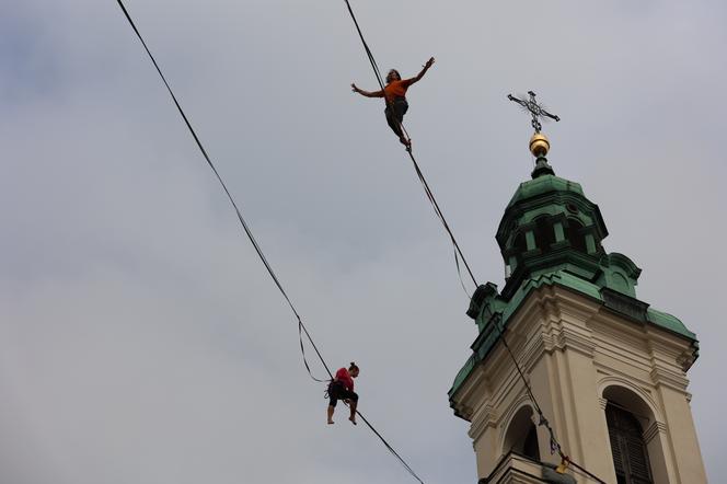   Urban Highline Festival 2023 w Lublinie. Slacklinerzy robią cuda na linach!