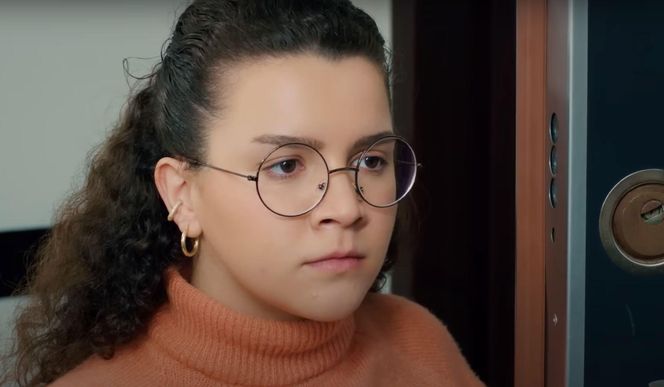 Policja znajduje ciało porywacza Ragipa i przychodzi po Melis. Ta chwyta za broń! Szybko okazuje się jednak, że to tylko zły sen Feraye.