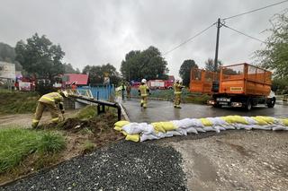 Przekroczone stany alarmowe na kilku rzekach, strażacy układają worki z piaskiem. Relacja live