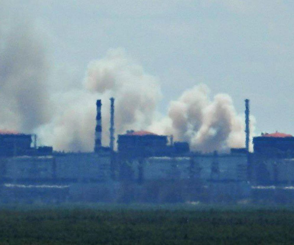 Eksplozje w Zaporoskiej Elektrowni Atomowej. Widać dym