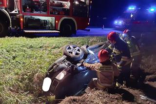 Wypadek w Grzywnie koło Torunia. Dwa samochody w rowie