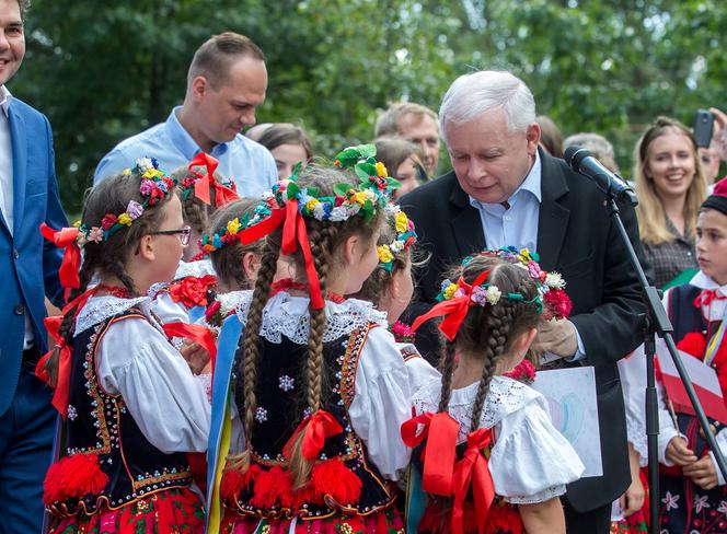 Skromny szeregowy poseł Jarosław Kaczyński poświęcając się Polsce nie dba o własne wygody