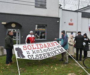 Oczekiwanie na wyjście ks. Michała Olszewskiego na wolność