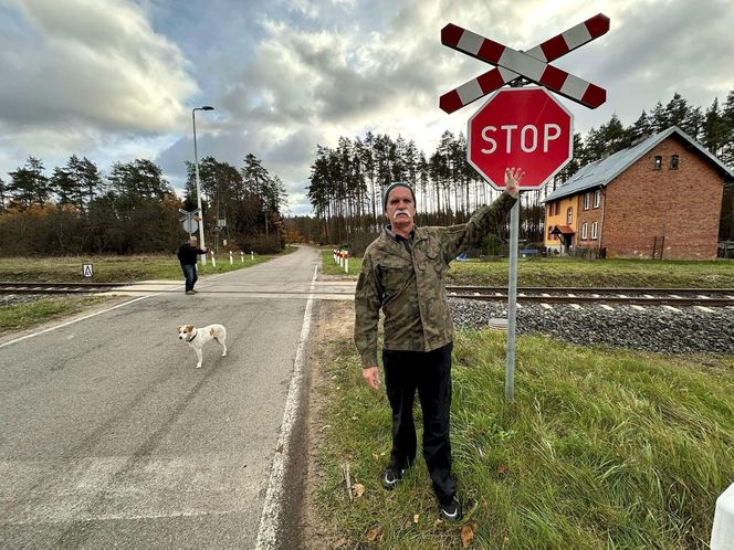 Rodzina zginęła na torach. Świadek mówi o "wielkim huku". "Pociąg pchał wrak auta"