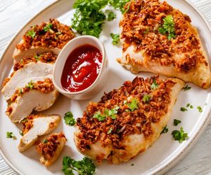 Zamiast bułki tartej, kurczaka panieruję w tym. Wychodzi aromatyczny i chrupiący