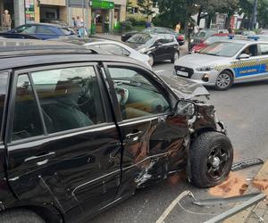 Pijany staranował barierki przy przystanku tramwajowym. O krok od tragedii w Warszawie