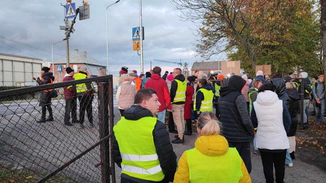 Protest na DK nr 80 po wypadku, w którym zginął 15-letni Kuba. Mieszkańcy zablokowali drogę