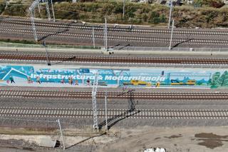 Na stacji Warszawa Zachodnia powstał nowy mural. Jego długość to ponad 300 metrów
