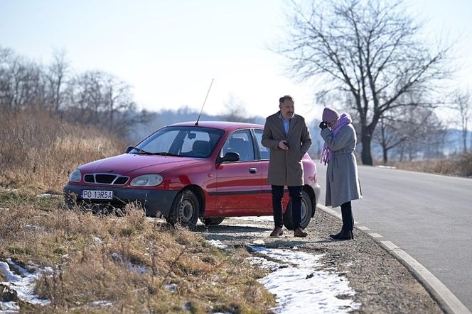 Pierwsza miłość, odcinek 4008: Wypadek Emilka i Bartka w drodze na rozprawę. Jeśli nie dojedzie na czas, może zapomnieć o pozytywnym zakończeniu - ZDJĘCIA