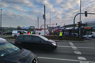 Kraków: Poważny wypadek na rondzie Grunwaldzkim. Karetka zderzyła się z autobusem