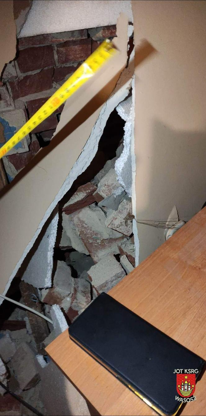 Samochód przebił ścianę domu, cegły pospały się na biurko