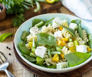 Sałatka makaronowa z zieloną fasolką, fetą i szpinakiem. Jak rześki powiew wiosny