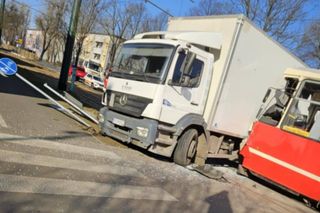 Wypadek w Świętochłowicach. Tramwaj wjechał w ciężarówkę
