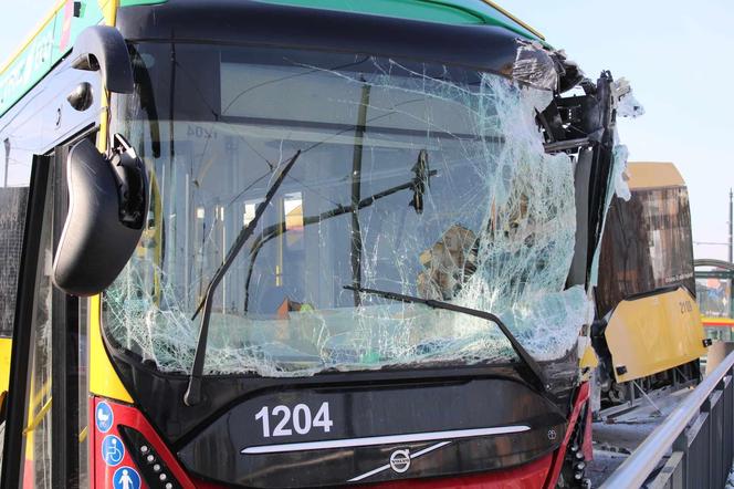 Zderzenie dwóch autobusów na Retkini. Dwie osoby zostały ranne [ZDJĘCIA]