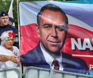 Banery na powitanie Nawrockiego 