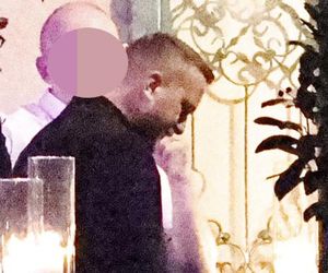 Anna Lewandowska w nocy pali elektryczne papierosy