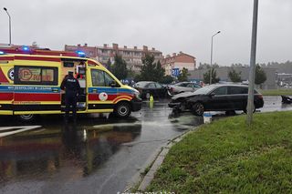​Karambol w deszczu przy wyjeździe z galerii handlowej w Lesznie [ZDJĘCIA]