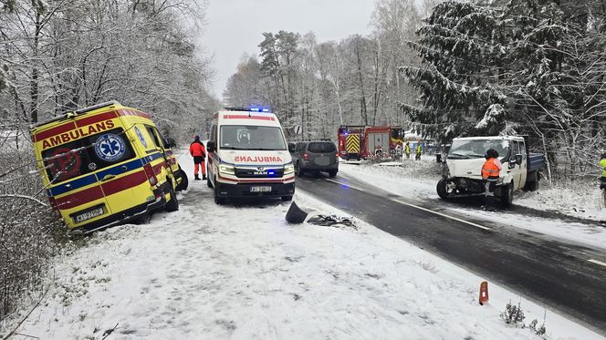 Zderzenie karetki pogotowia z samochodem dostawczym pod Warszawą. Ambulans zjechał na przeciwległy pas