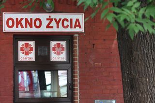 Dziecko w oknie życia w Warszawie. Chłopczyk świeżo po urodzeniu” 