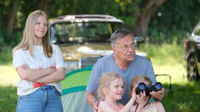 M jak miłość odc. 1828. Józef Modry (Stefan Friedmann), bliźniaczki Emilka, Zuzia (Julia, Marcelina Kempka), Lenka (Olga Cybińska)