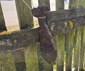 Groził, że wysadzi ich dom. Na płocie powiesił zardzewiały pocisk moździerzowy!