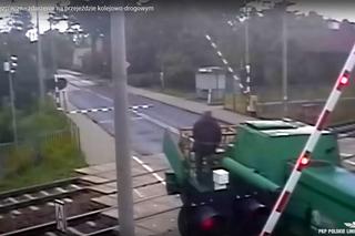 Groza na przejeździe kolejowym pod Pułtuskiem. Ciągnik wepchnął kombajn na tory! [ZDJĘCIA].