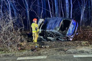 Pożar i dachowanie w Wawrze. Dramatyczny wypadek na ul. Bronisława Czecha