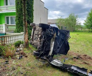 Poranny wypadek w Tarczku. Dwie osoby trafiły do szpitala, na miejscu pracują służby 