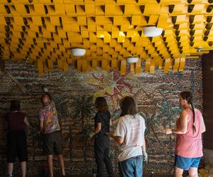 Czyszczenie mozaiki w Kiekrzu z bazgrołów