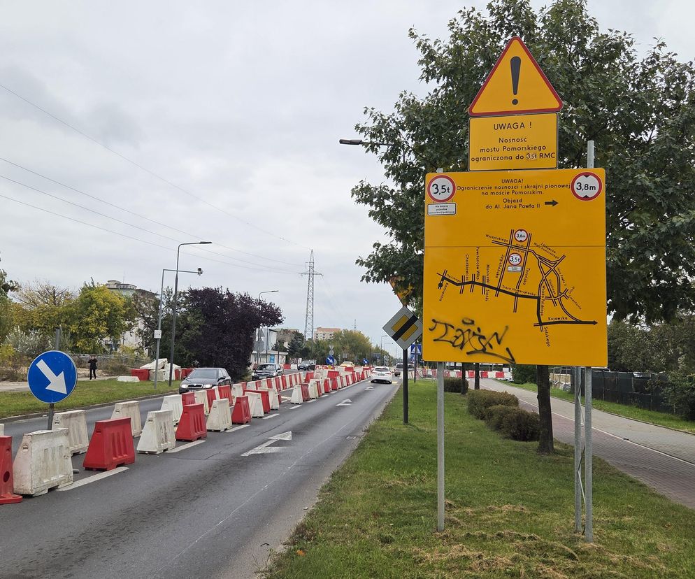 Tak się teraz jeździ na osiedlu Leśnym. Utrudnienia dla kierowców i pasażerów!