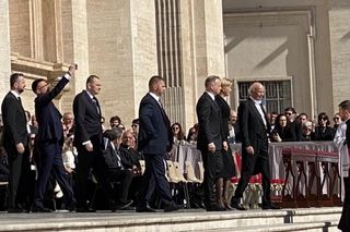 Podczas pogrzebu papieża Franciszka Marszałek Sejmu Szymon Hołownia robi sobie selfie 