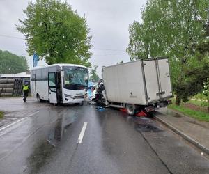 Wypadek śmiertelny pod Krakowem. Autokar zderzył się z dostawczakiem