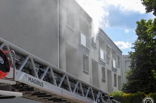 Pożar i wybuchy w mieszkaniu bloku w Tychach