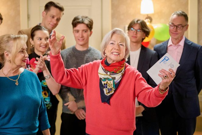 Na Wspólnej, odc. 4000. Maria (Bożena Dykiel), Roża (Halina Rasiakówna), Kasia (Julia Chatys), Darek (Michał Mikołajczak), Franek (Nathan Czyżewski), Damian (Waldemar Błaszczyk), Kajtek (Mikołaj Szostek)