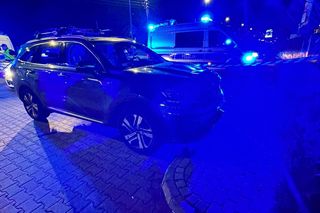 Warszawa. Auto wjechało w ogrodzenie szkoły. 8 osób rannych, w tym sześcioro dzieci