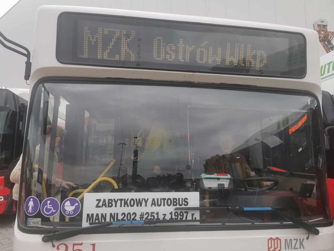 Zabytkowy autobus dla stowarzyszenia