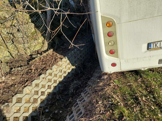 Zderzenie autobusu z autem osobowym w Rzepinku